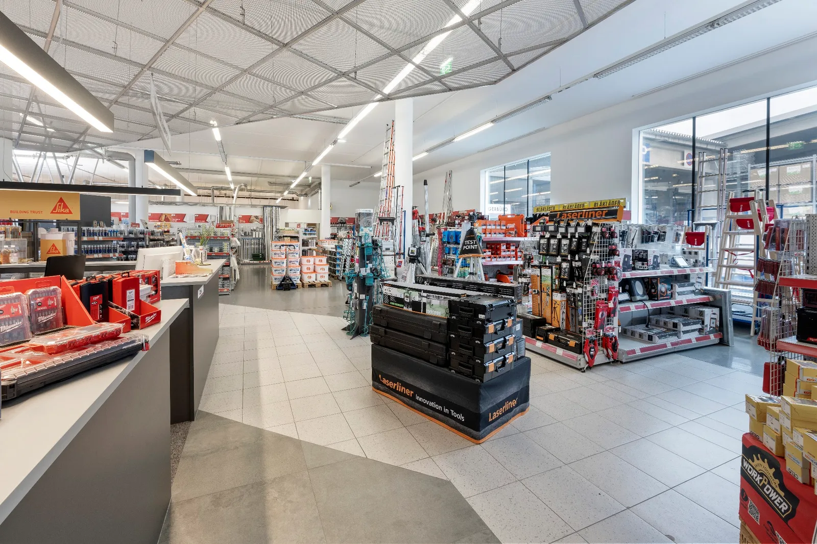 Baumarktbereich mit Werkzeugen und Zubehör bei Alois Mayr